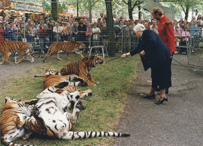 109334 Afbeelding van burgemeester mw. drs. M.W.M. Vos-Van Gortel als dompteur van tijgers tijdens de opening van de ...